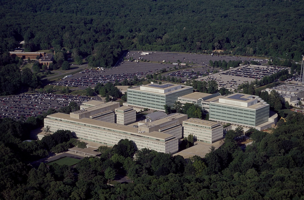 https://upload.wikimedia.org/wikipedia/commons/f/f3/Aerial_view_of_CIA_headquarters%2C_Langley%2C_Virginia_14760v.jpg